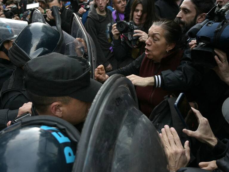 La policía reprime en la ciudad de Buenos Aires una manifestación de jubilados que rechazaban el veto presidencial que impide el aumento de las pensiones.