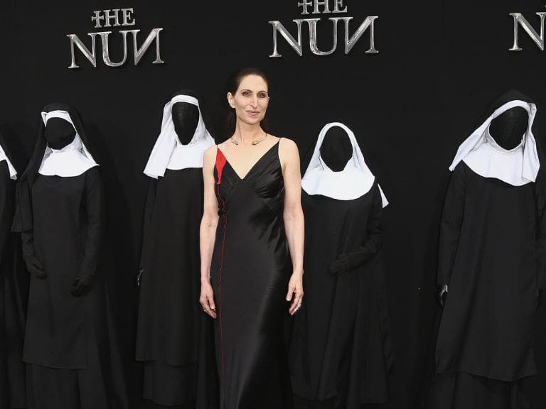 Bonnie Aarons - la monja - actriz - warner bros - demanda