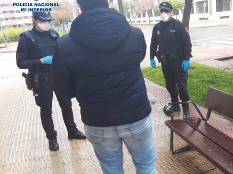 Policías detuvieron a hombre que no respetó la cuarentena por sacar a «pasear» a sus peces