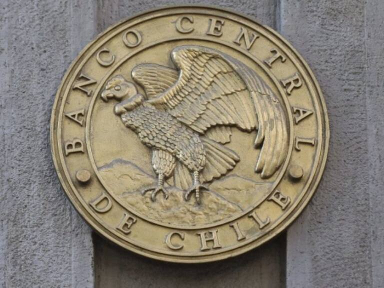 Banco Central acuerda bajar la tasa de interés hasta 9% y suspende compra de dólares