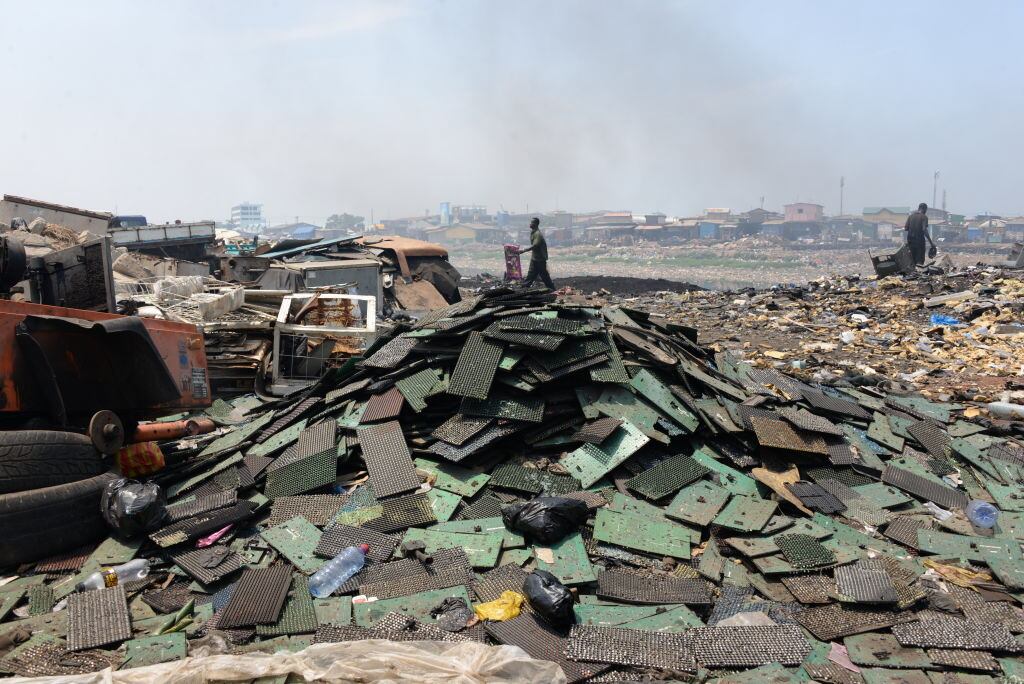 Basura electrónica cerca de una ciudad de Ghana