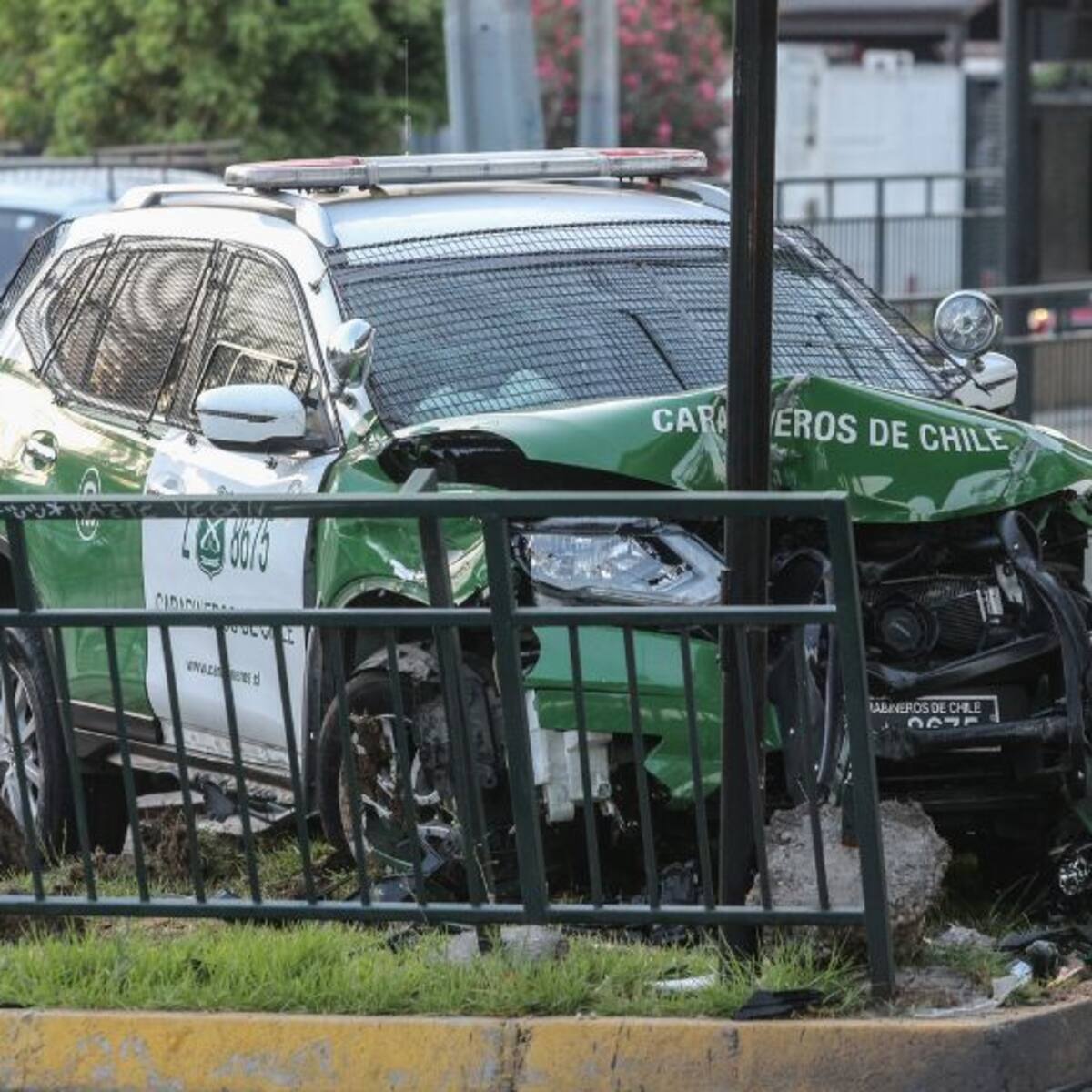 Radiopatrulla de Carabineros protagoniza accidente de tránsito en Puente Alto: chocó contra barrera de contención