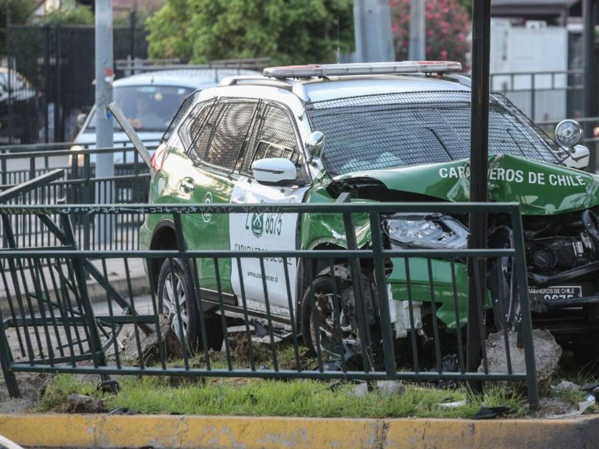 Radiopatrulla de Carabineros protagoniza accidente de tránsito en Puente Alto: chocó contra barrera de contención
