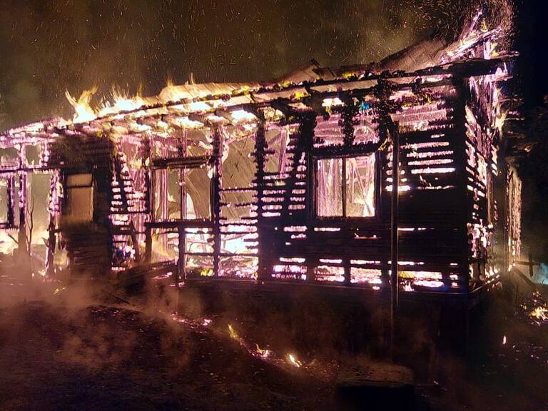 Macrozona sur: encapuchados atacaron y quemaron fundo ubicado al sur de Tirúa