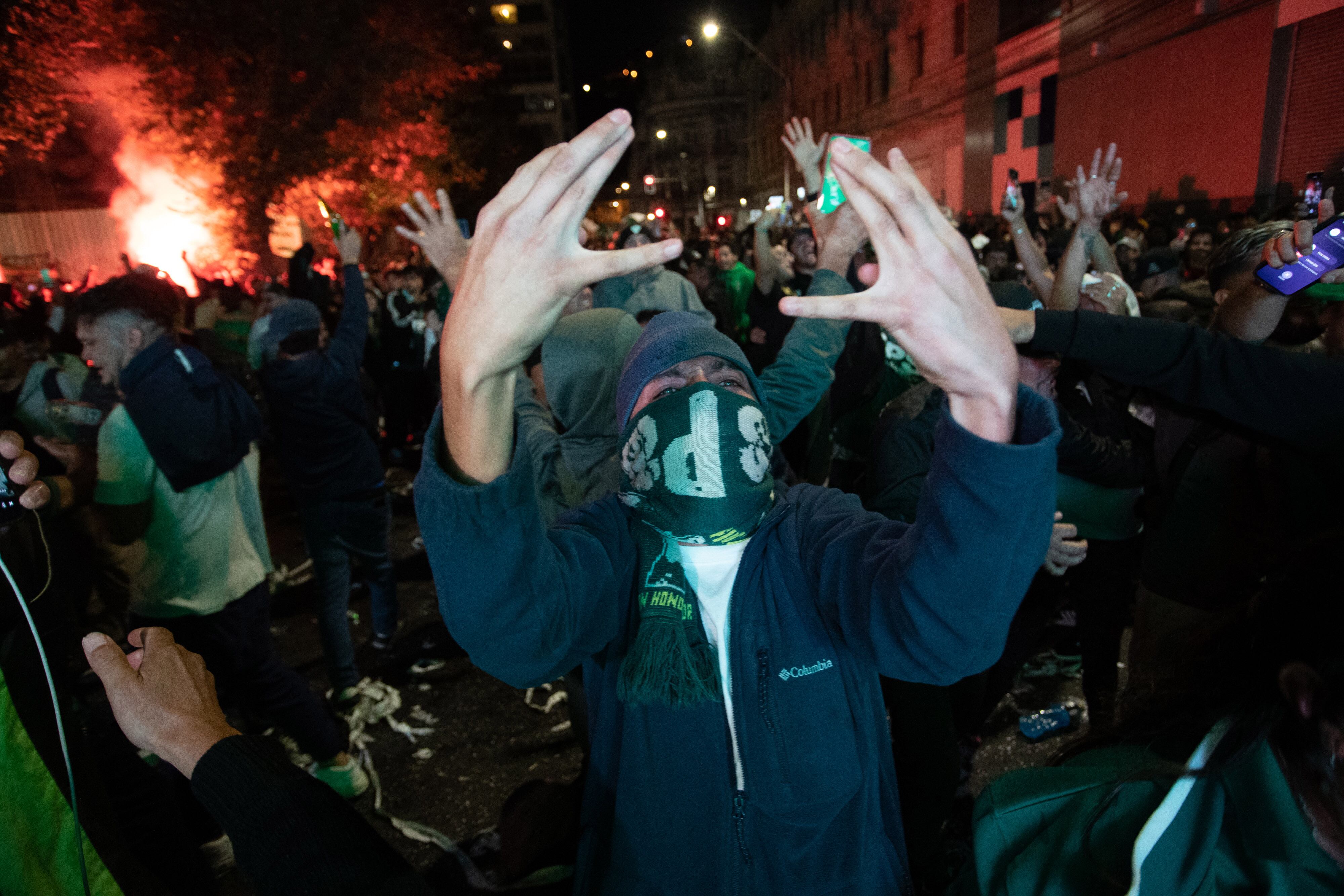 Hinchas Santiago Wanderers festejan en Valparaíso