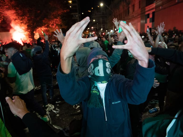 Hinchas Santiago Wanderers festejan en Valparaíso
