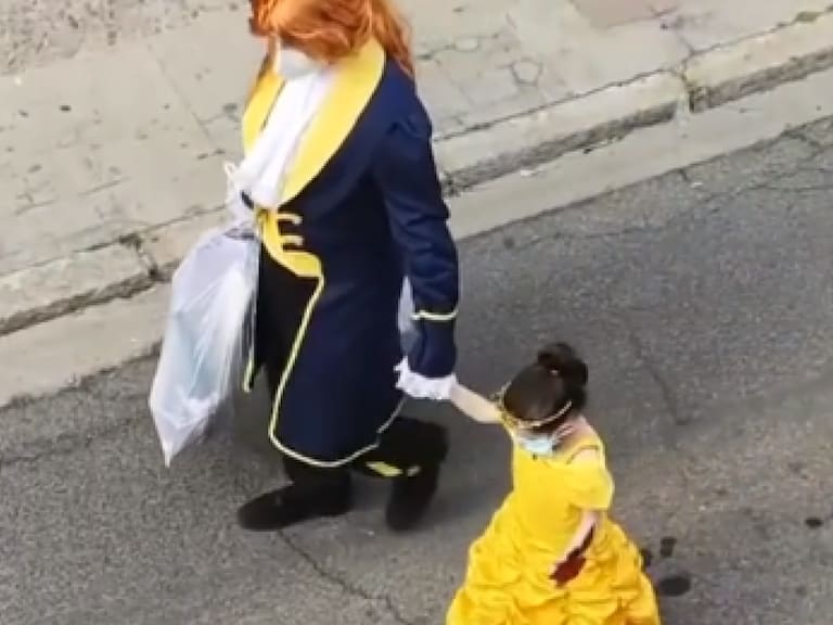 Para protegerse del Covid-19: Padre e hija se disfrazan de distintos personajes al momento de sacar la basura