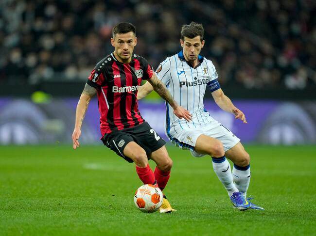 Charles Aránguiz no pudo evitar la eliminación del Bayer Leverkusen a manos del Atalanta en la UEFA Europa League