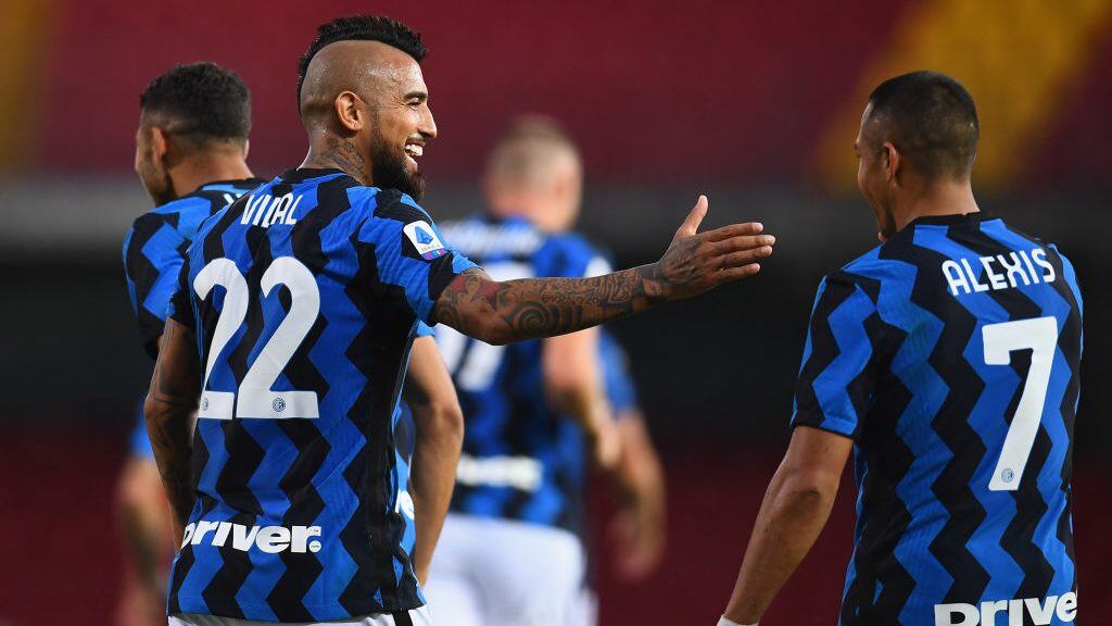 BENEVENTO, ITALY - SEPTEMBER 30: Arturo Vidal and Alexis Sanchez of FC Internazionale celebrate during the Serie A match between Benevento Calcio and FC Internazionale at Stadio Ciro Vigorito on September 30, 2020 in Benevento, Italy. (Photo by Claudio Villa - Inter/Inter via Getty Images)