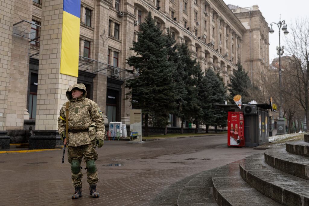 Un soldado ucraniano vigila la plaza de la independencia en Kiev