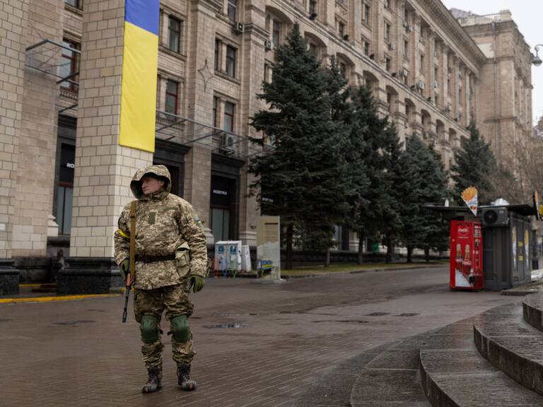 Un soldado ucraniano vigila la plaza de la independencia en Kiev