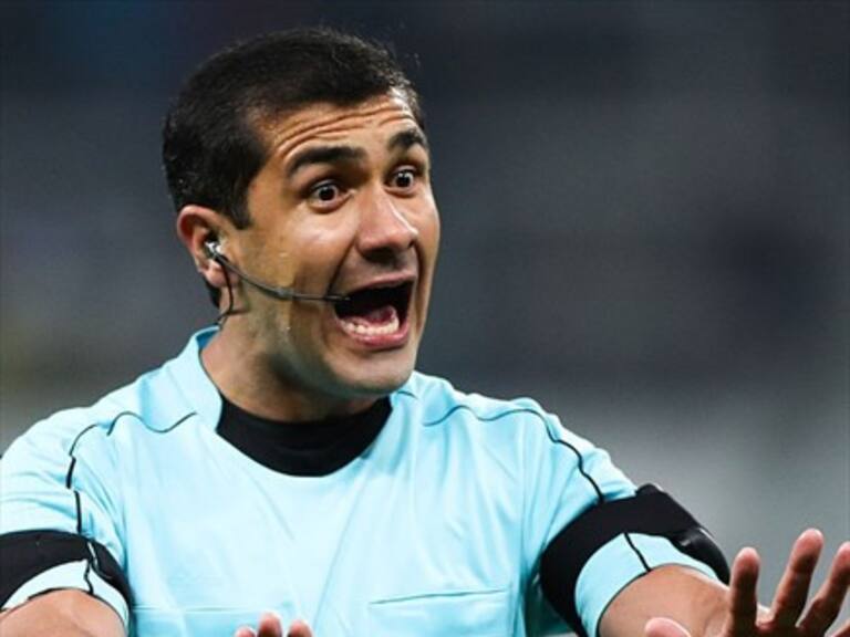 Árbitro ecuatoriano dirigirá decisivo partido entre Chile y Brasil