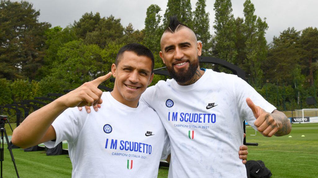 COMO, ITALY - MAY 05: Alexis Sanchez (L) and Arturo Vidal celebrate during the first FC Internazionale training after winning the Serie A iitle at Appiano Gentile on May 05, 2021 in Como, Italy. (Photo by Claudio Villa - Inter/Inter via Getty Images)