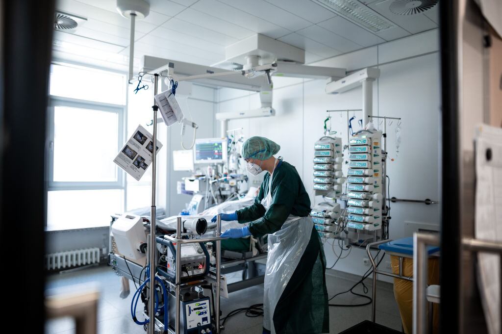 Trabajadora de la salud cuida a paciente co Covid-19 en hospital de Essen