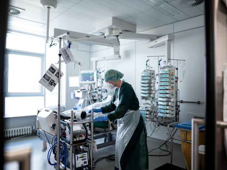 Trabajadora de la salud cuida a paciente co Covid-19 en hospital de Essen
