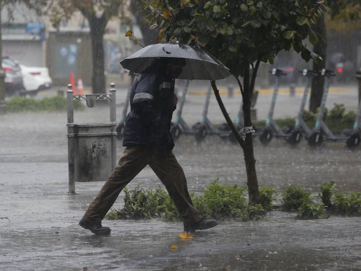 Lluvias en la Región Metroplitana: Subtel pide tomar medidas de precaución ante posible afectación del servicio