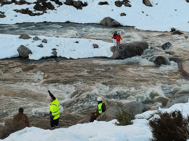 Logran rescatar a tres turistas atrapados en la cordillera tras sorpresiva crecida del río Maule