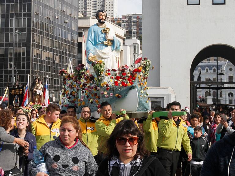 9 julio 2017/ValparaisoDesde la Caleta El Membrillo hasta el Muelle Prat se realizo la procesión por tierra de la tradicional fiesta de San Pedro, para posteriormente realizar el embarque y la procesión por mar
FOTO:YVO SALINAS/AGENCIAUNO