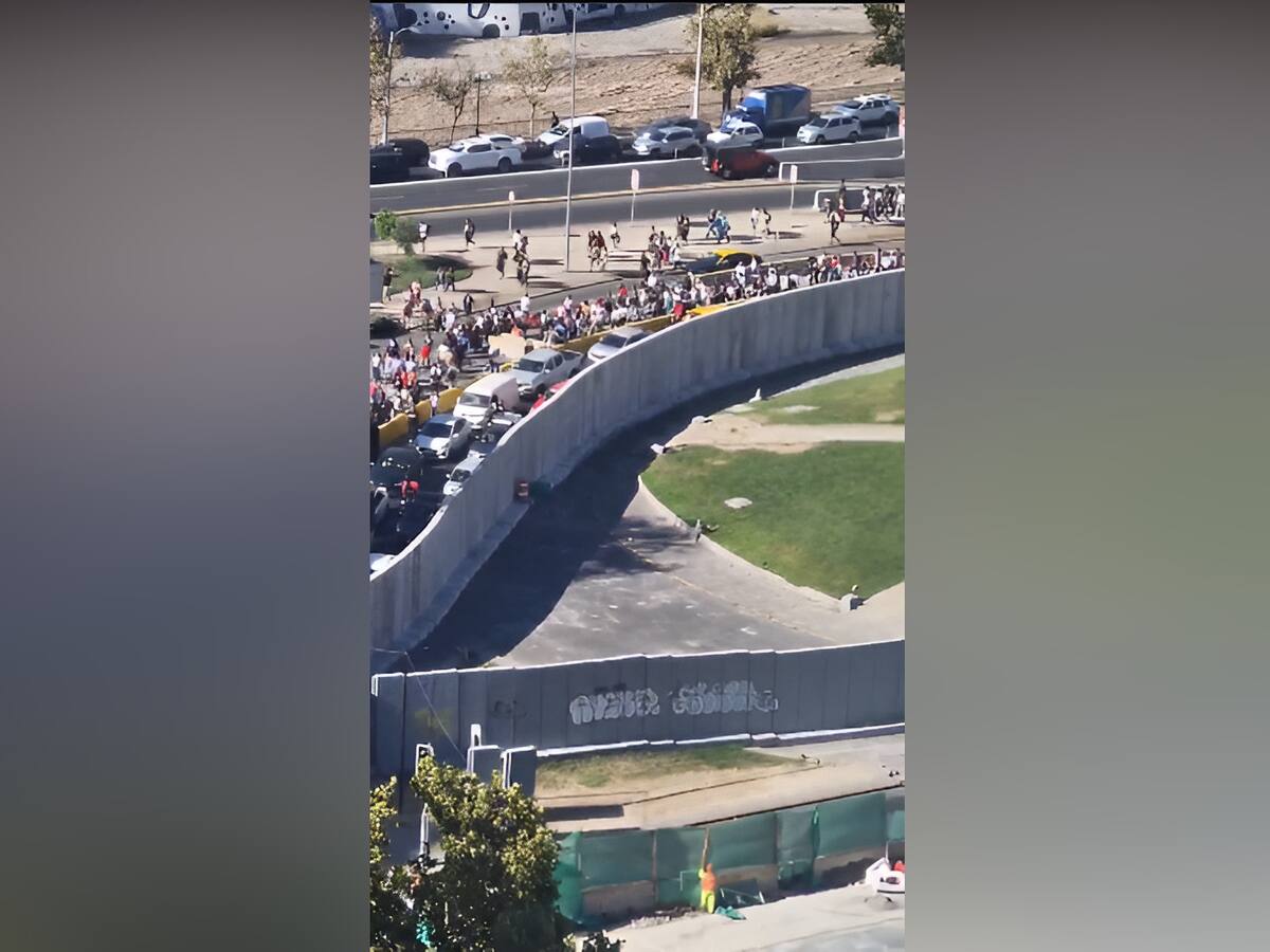 Miles de personas caminando por las calles: las imágenes de la compleja vuelta a casa de los santiaguinos tras masivo corte de electricidad