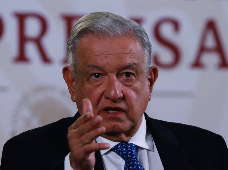 El presidente de México, Andrés Manuel López Obrador, ante la prensa en el Palacio Nacional del Distrito Federal.