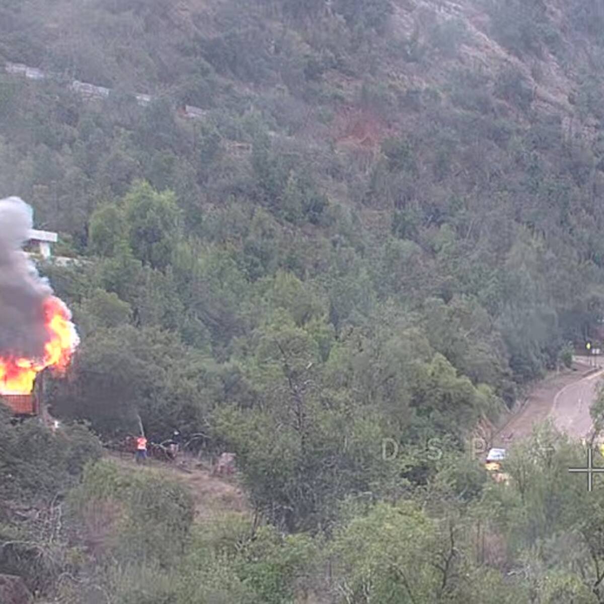 Incendio afecta vivienda en la ladera del Cerro Lo Curro y obliga a restringir el tránsito en Vitacura