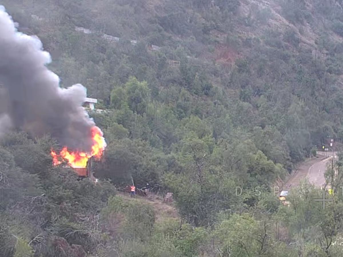Incendio afecta vivienda en la ladera del Cerro Lo Curro y obliga a restringir el tránsito en Vitacura