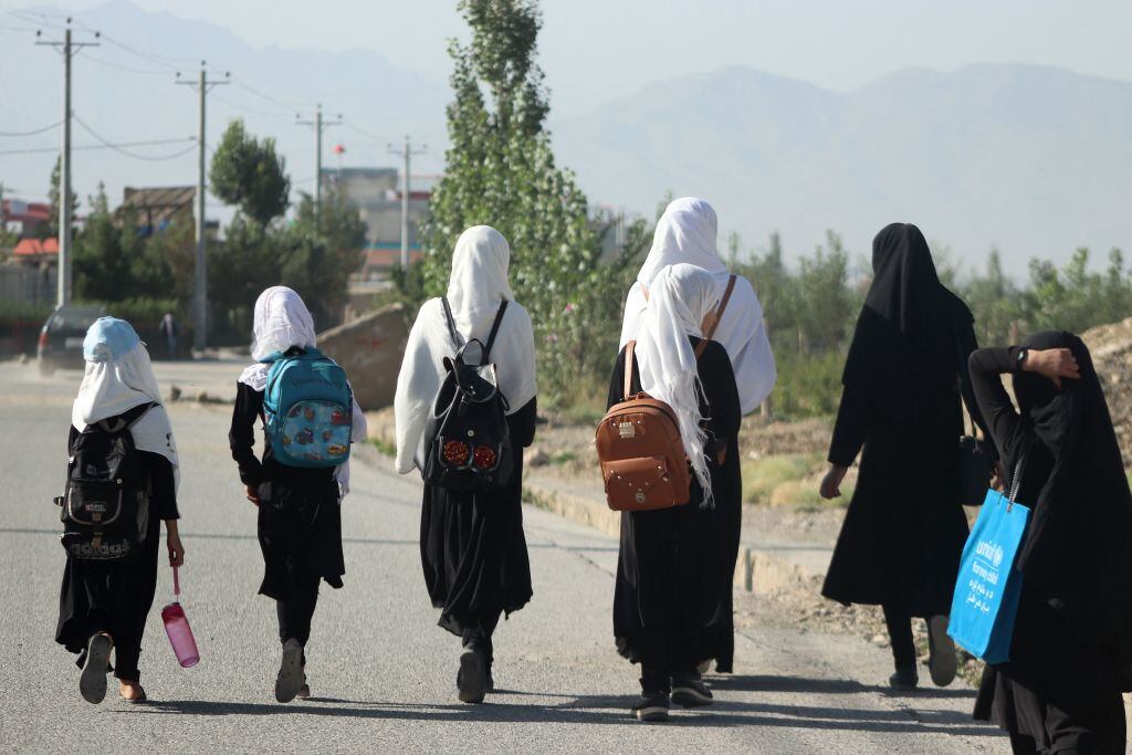Niñas y adolescentes caminan a sus escuelas en Gardez