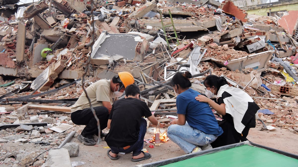 A 11 días del terremoto en Venezuela, familias se aferran a hallar sobrevivientes: “Mientras no las vea, para mí están vivas”