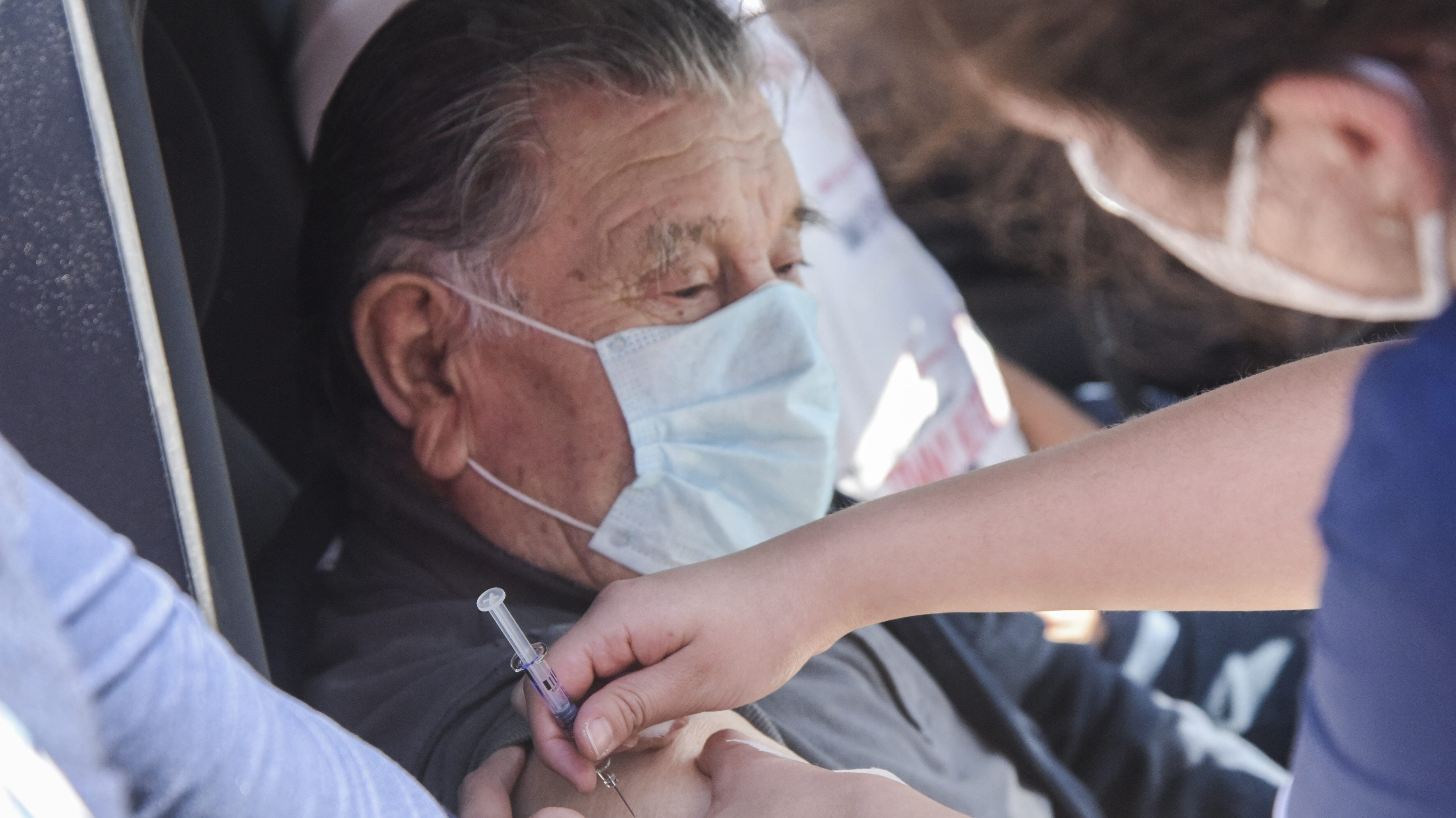 05 DE ABRIL DE 2021 / CONCONPersonas se vacunan contra la influenza al interior de sus autos como medida preventiva contra el Covid-19. A nivel nacional comenzó el periodo de vacunación contra la influenza que toma mayor importancia debido a la amenaza patente por las altas cifras de contagios de Covid-19 y la saturación del sistema de salud.
FOTO: MIGUEL MOYA / AGENCIAUNO