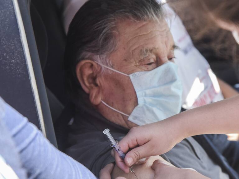 05 DE ABRIL DE 2021 / CONCONPersonas se vacunan contra la influenza al interior de sus autos como medida preventiva contra el Covid-19. A nivel nacional comenzó el periodo de vacunación contra la influenza que toma mayor importancia debido a la amenaza patente por las altas cifras de contagios de Covid-19 y la saturación del sistema de salud.
FOTO: MIGUEL MOYA / AGENCIAUNO