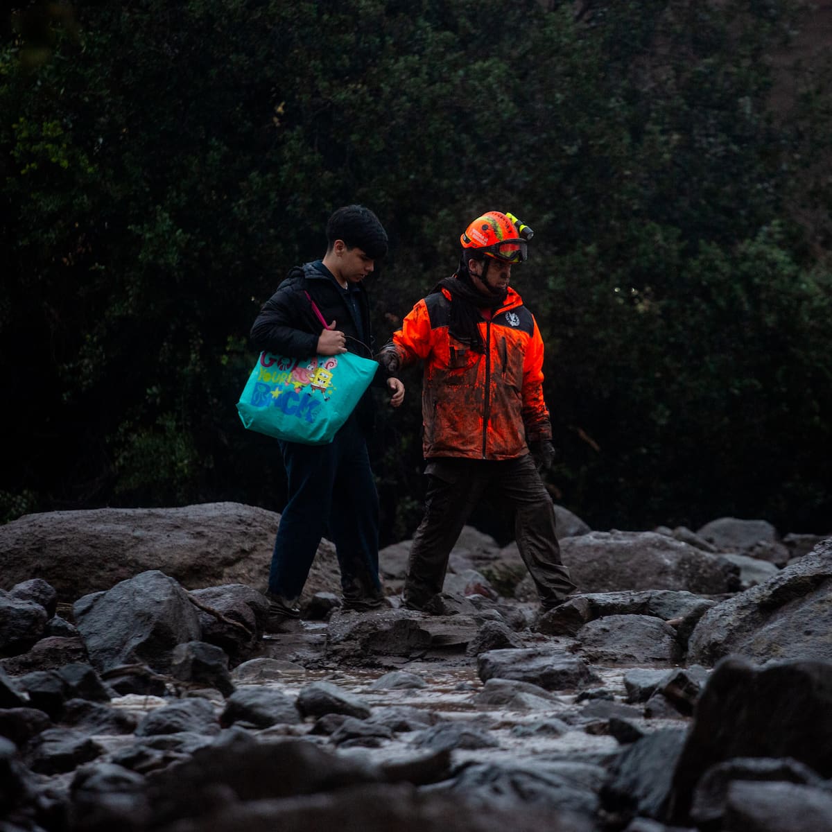 Municipalidad de Las Condes activa operativo de emergencia tras aluvión: revisa los cortes de calles, albergues y evacuaciones