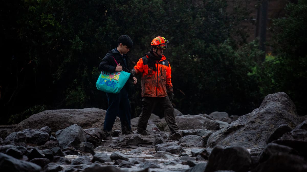 Municipalidad de Las Condes activa operativo de emergencia tras aluvión: revisa los cortes de calles, albergues y evacuaciones