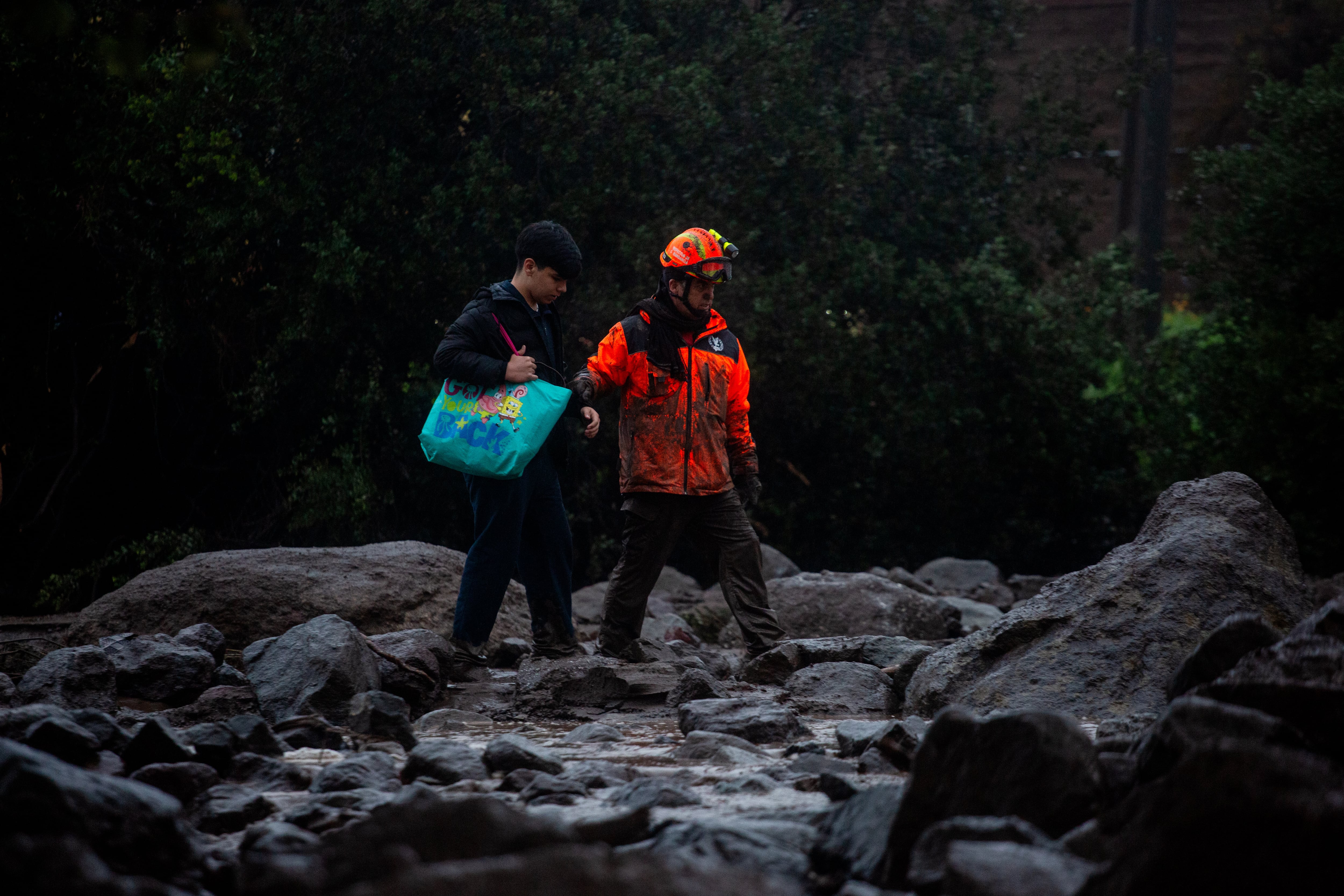 Municipalidad de Las Condes activa operativo de emergencia tras aluvión: revisa los cortes de calles, albergues y evacuaciones