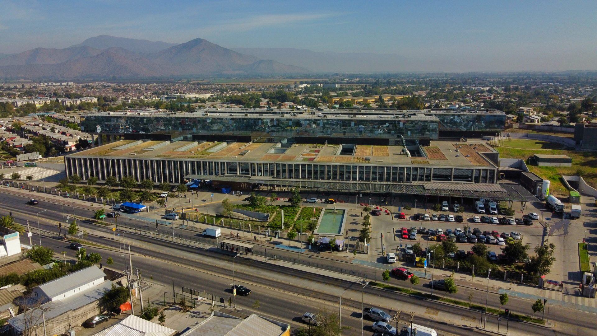 10 de Marzo del 2021/ SANTIAGO
Imágenes aéreas del hospital del Carmen, durante el cual mantienen ocupadas todas las camas críticas y ventiladores, a lo cual el director del hestablecimiento indicó que en los últimos 4 a 5 días han tenido un aumento muy importante de pacientes en el servicio de Urgencia que están esperando cama, en medio de la pandemia de COVID-19.
FOTO: JOSÉ FRANCISCO ZUÑIGA/ AGENCIAUNO