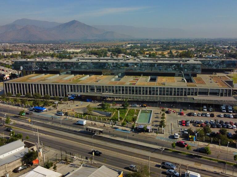 10 de Marzo del 2021/ SANTIAGO
Imágenes aéreas del hospital del Carmen, durante el cual mantienen ocupadas todas las camas críticas y ventiladores, a lo cual el director del hestablecimiento indicó que en los últimos 4 a 5 días han tenido un aumento muy importante de pacientes en el servicio de Urgencia que están esperando cama, en medio de la pandemia de COVID-19.
FOTO: JOSÉ FRANCISCO ZUÑIGA/ AGENCIAUNO