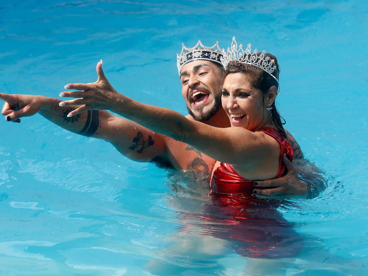 Vestidos de rojo y con pole dance: Así fue el tradicional piscinazo de los Reyes de Viña 2020