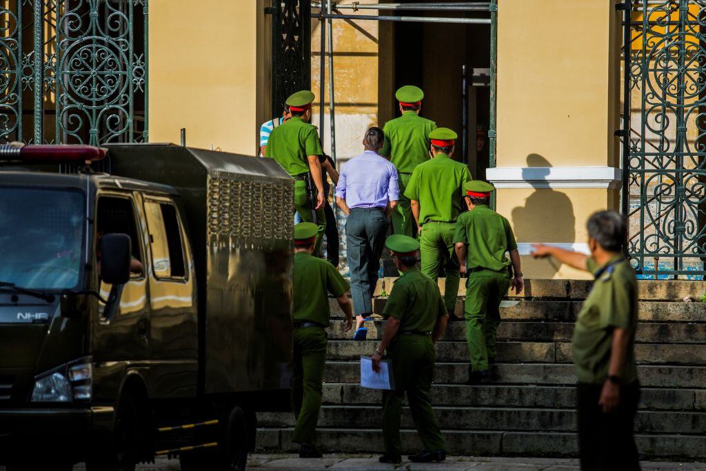 La policía vietnamita detiene a un activista