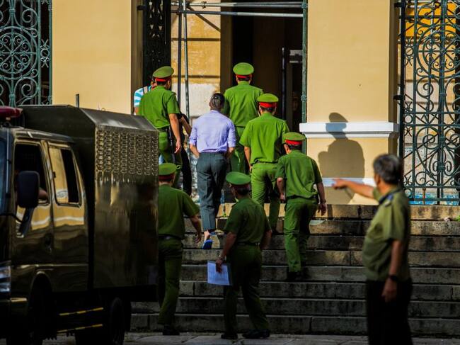 La policía vietnamita detiene a un activista