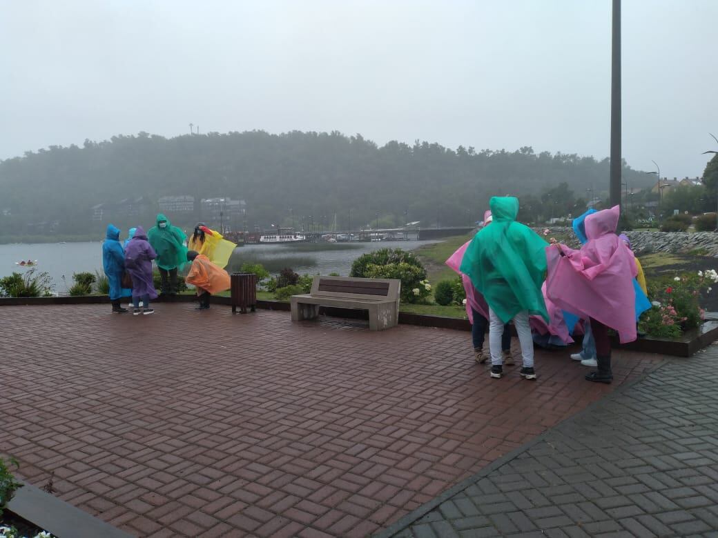 Gente en Pucón llegó pese a la lluvia a ver el eclipse