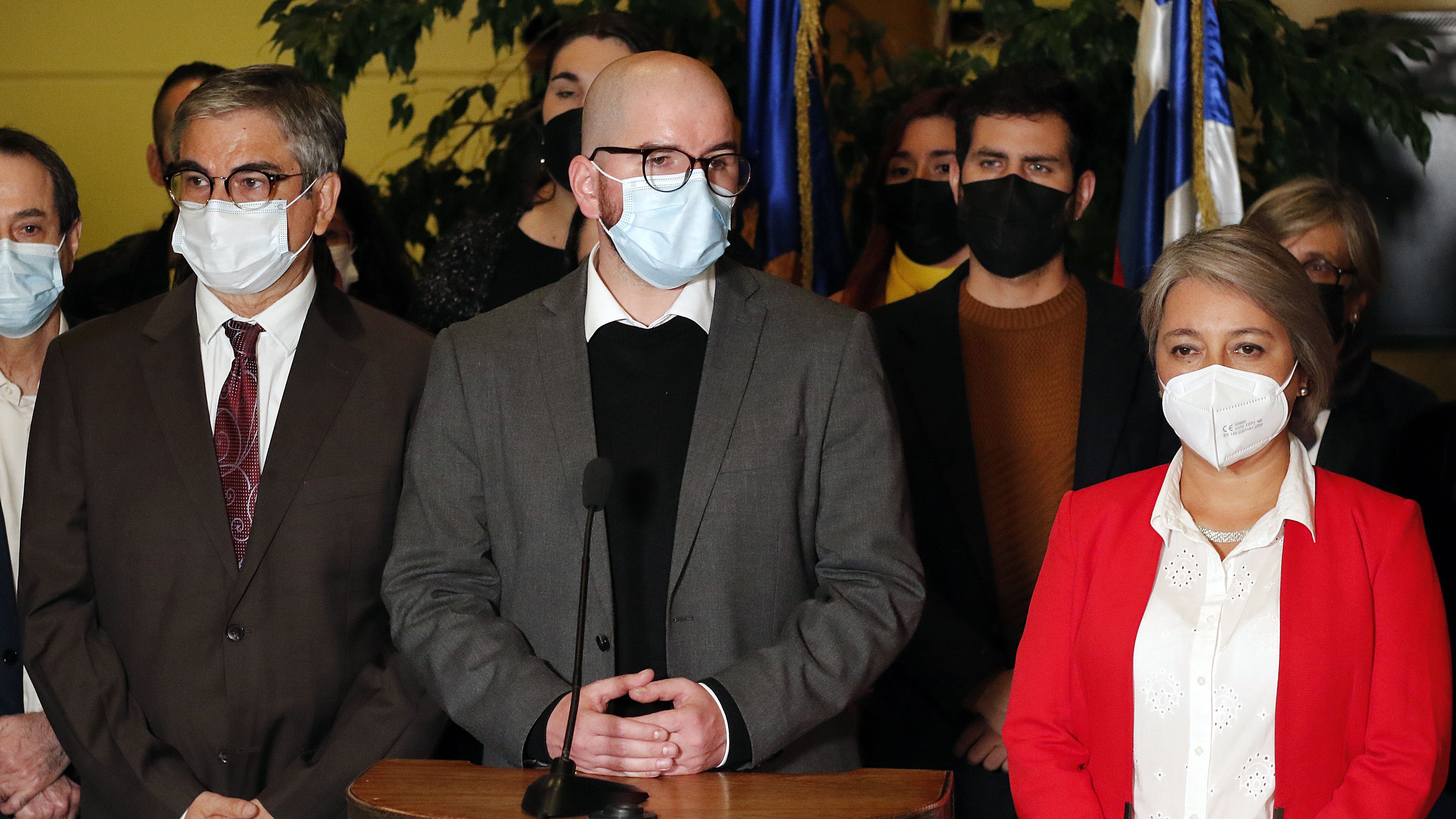 18 DE ABRIL DE 2022/VALPARAISOLos ministros Mario Marcel (i), Giorgio Jackson (c) y Jeannette Jara (d) ofrecen un punto de prensa, tras la Sesión Especial de la Cámara de Diputados, que analiza los dos proyectos de retiro de fondos de pensiones.
FOTO: LEONARDO RUBILAR CHANDIA/AGENCIAUNO