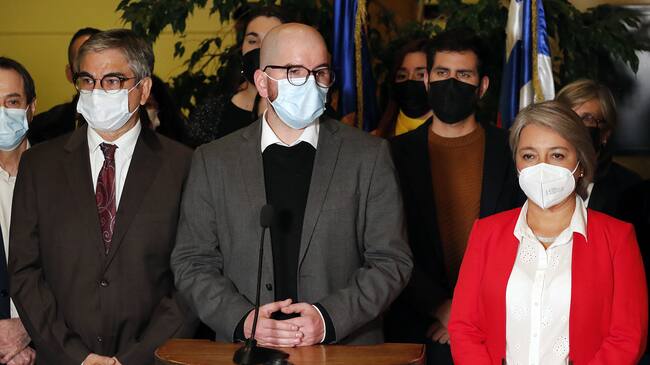 18 DE ABRIL DE 2022/VALPARAISOLos ministros Mario Marcel (i), Giorgio Jackson (c) y Jeannette Jara (d) ofrecen un punto de prensa, tras la Sesión Especial de la Cámara de Diputados, que analiza los dos proyectos de retiro de fondos de pensiones.
FOTO: LEONARDO RUBILAR CHANDIA/AGENCIAUNO