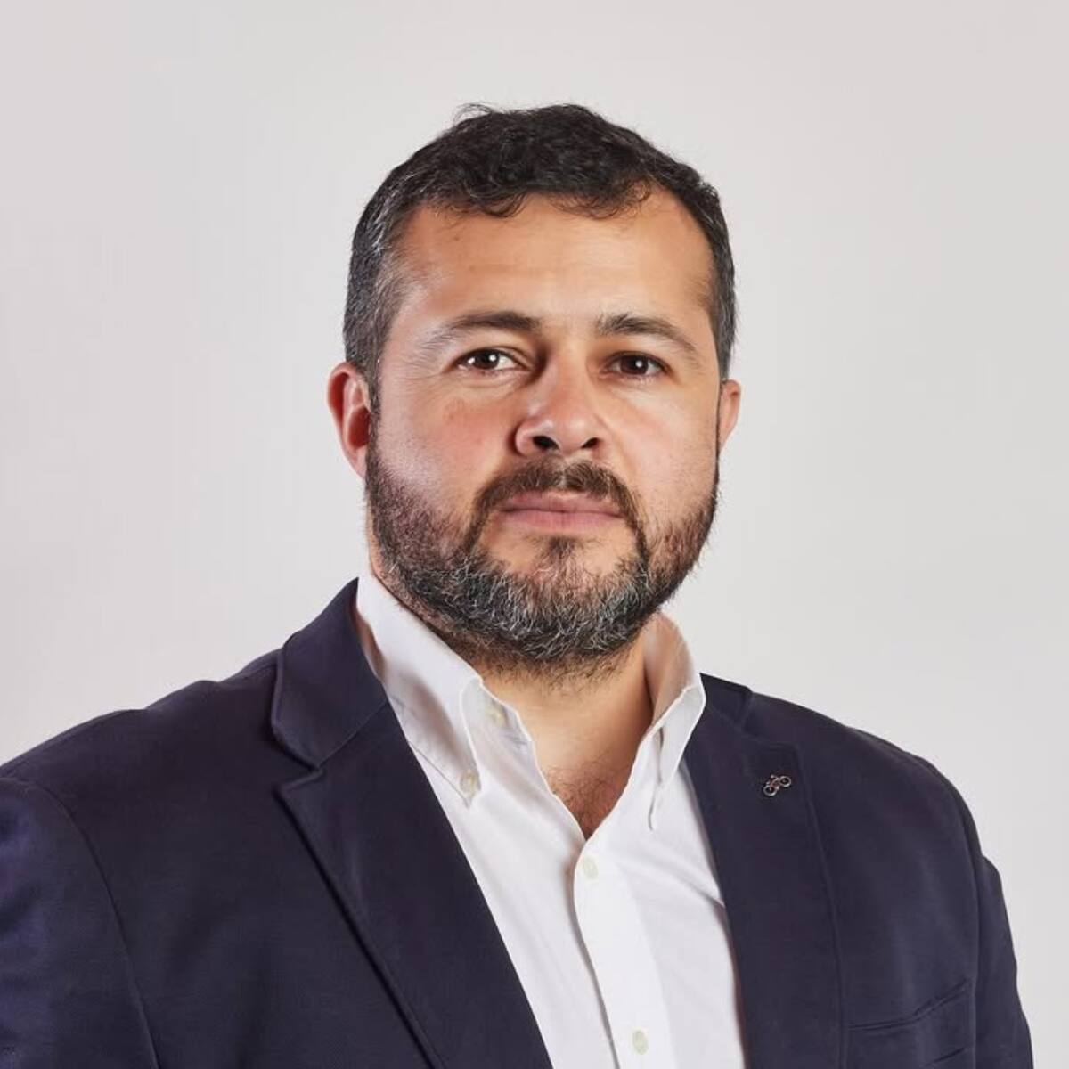 Funcionario municipal ataca a alcalde de Melipeuco: le arrancó parte de la oreja tras morderlo