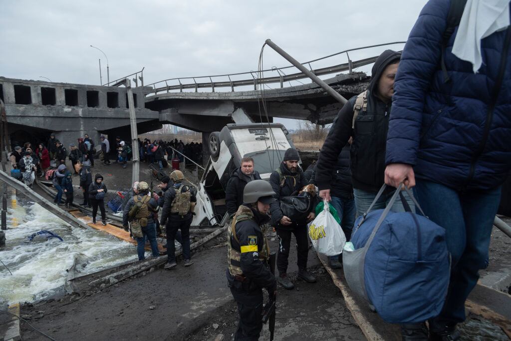 Civiles abandona la ciudad de Irpín en las cercanías de Kiev