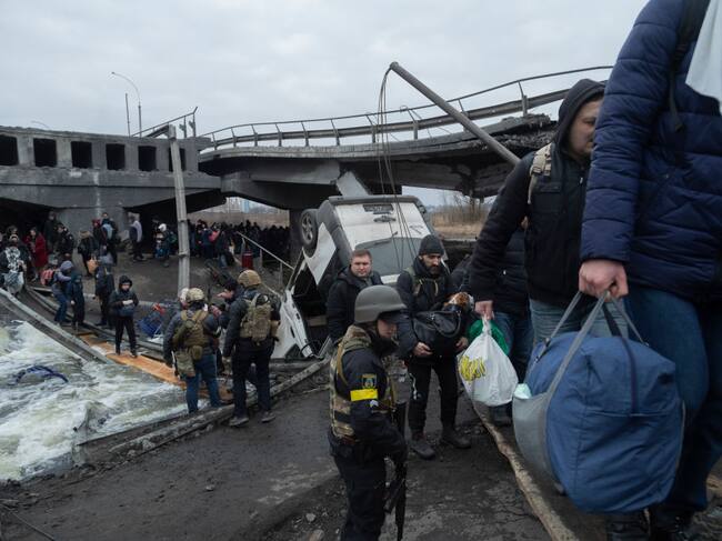 Civiles abandona la ciudad de Irpín en las cercanías de Kiev