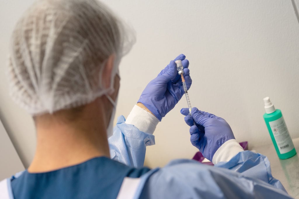 Personal médico prepara una vacuna anticovid en Mainz en Alemania