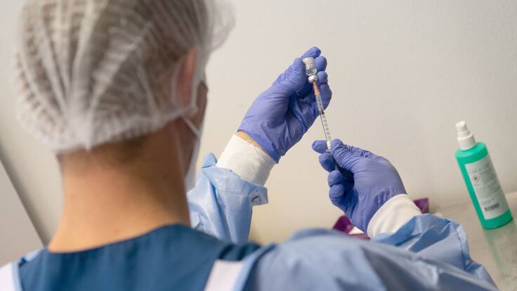 Ministerio de Salud anuncia refuerzo de vacuna contra meningitis: este es el grupo que se debe inocular en Chile