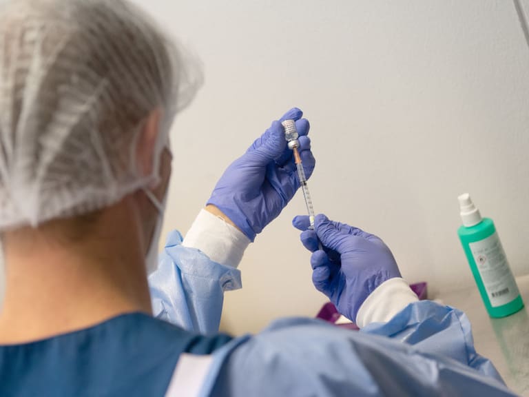 Personal médico prepara una vacuna anticovid en Mainz en Alemania
