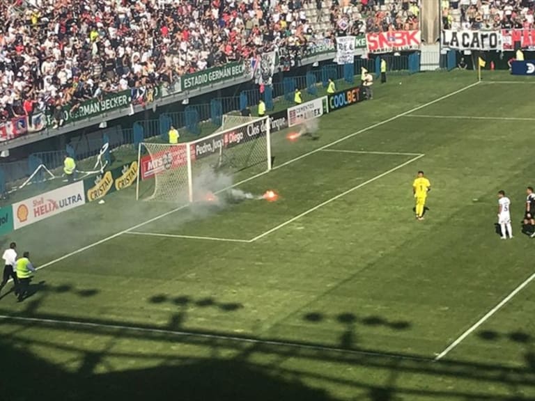 Barristas de Colo Colo interrumpieron la semifinal de Copa Chile con bengalas en la cancha
