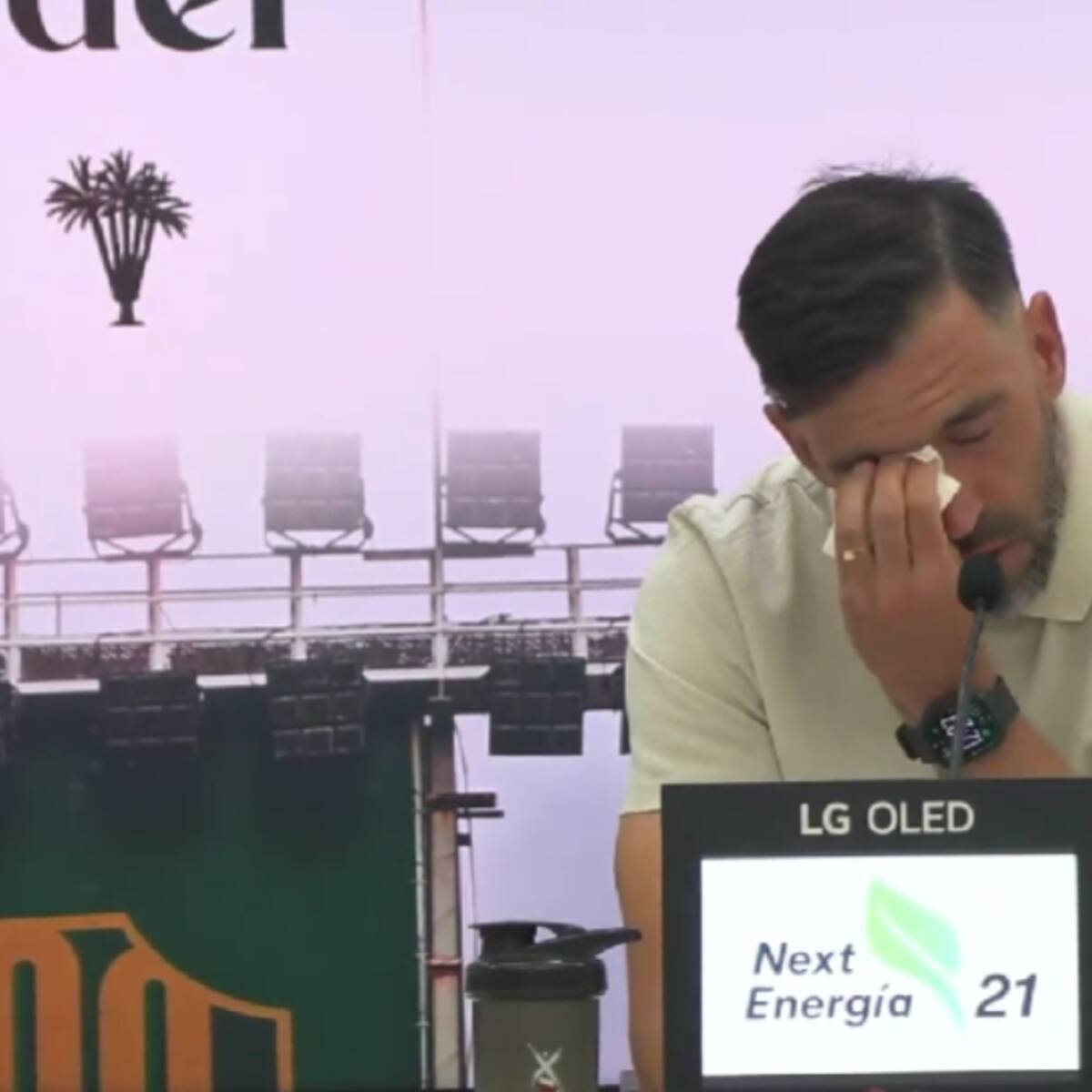 DT del Elche anuncia su salida entre lágrimas y deja esta frase sobre Cepeda: “Es verdad que a veces...”