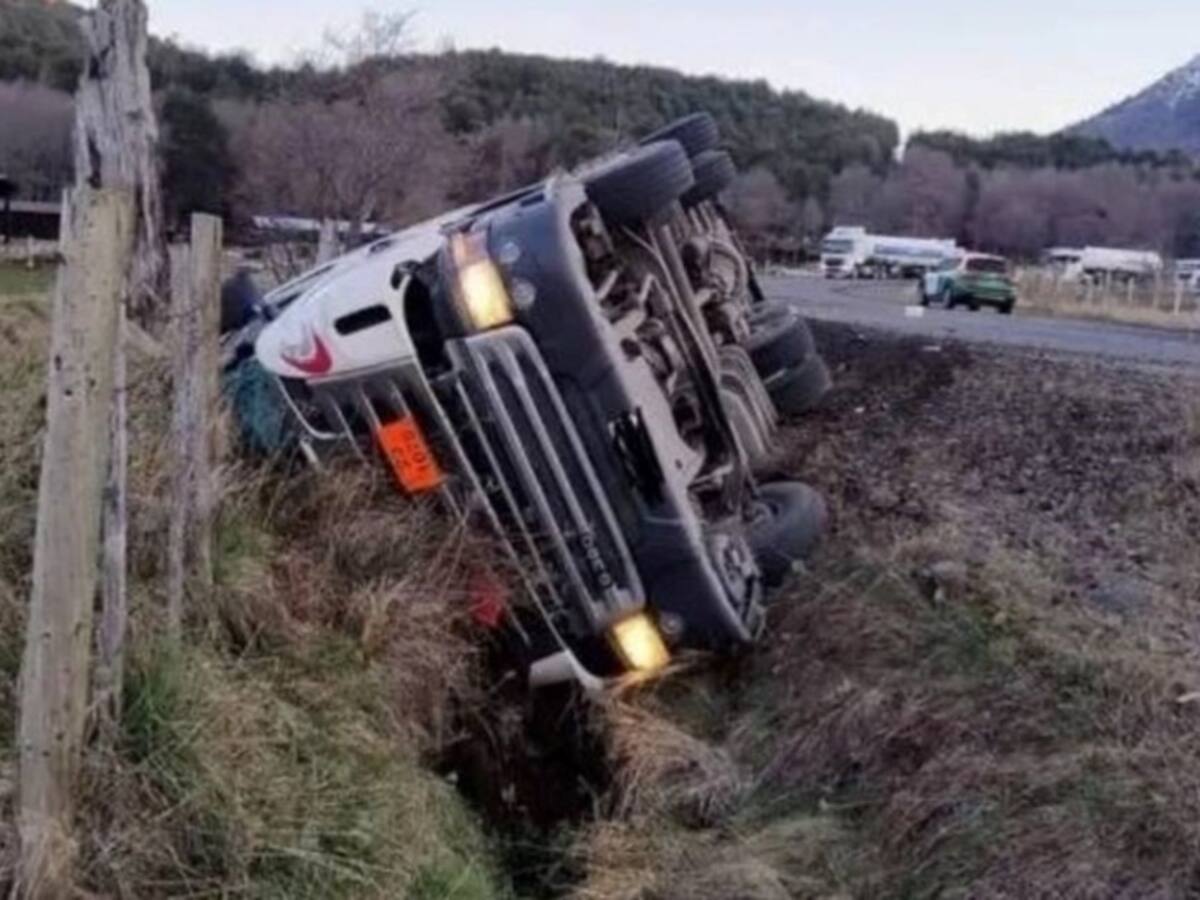 Dos camioneros argentinos mueren en La Araucanía: uno se volcó y el otro tuvo un paro al intentar socorrerlo
